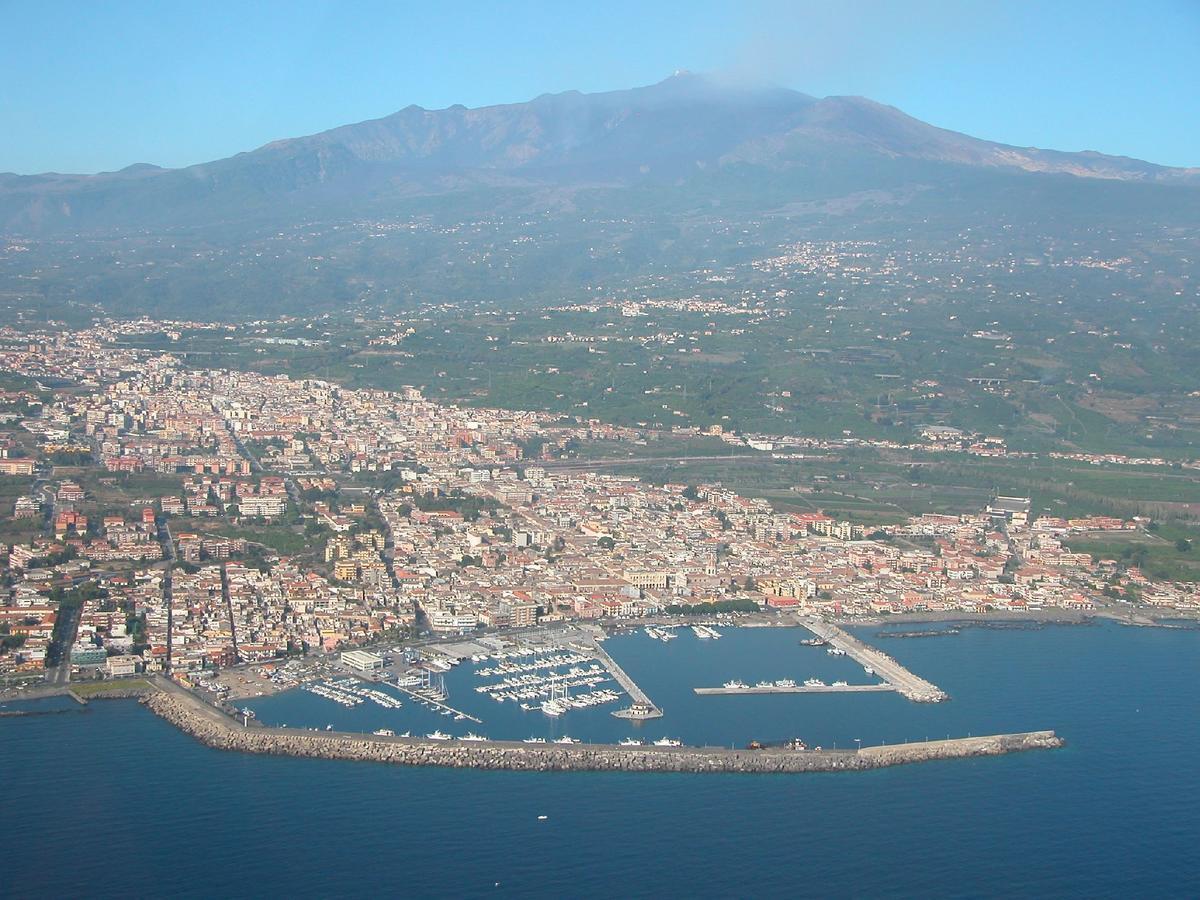 Suite Cavour - Suntripsicily Riposto Bagian luar foto